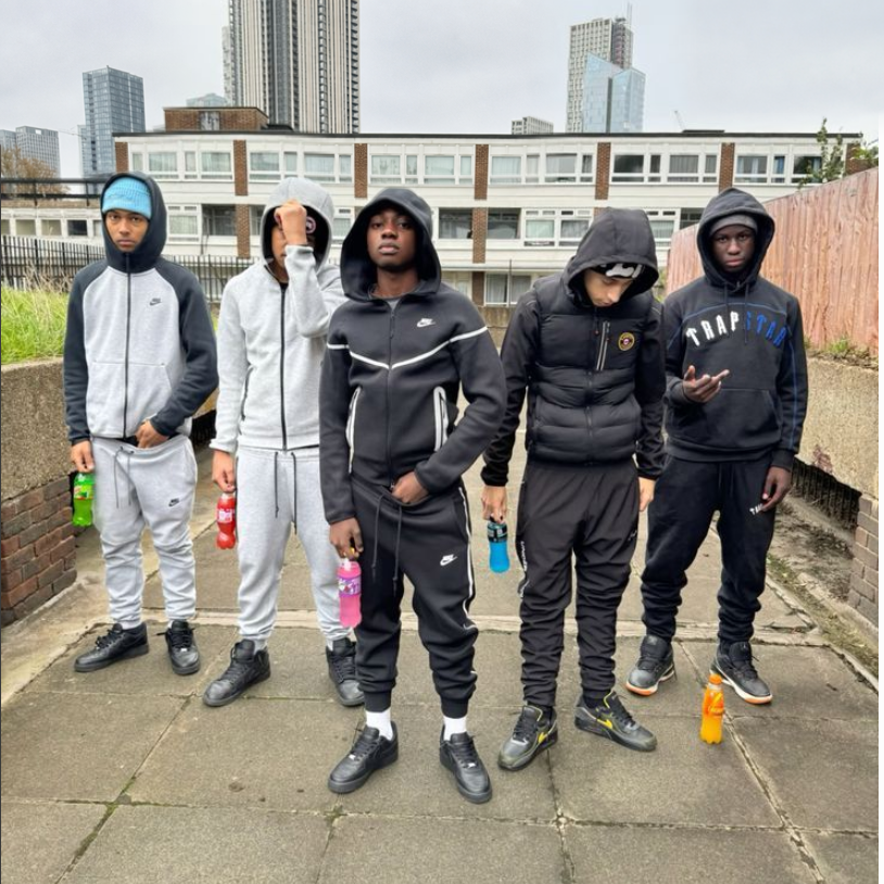 Crew FUTURECOMPANY em looks streetwear