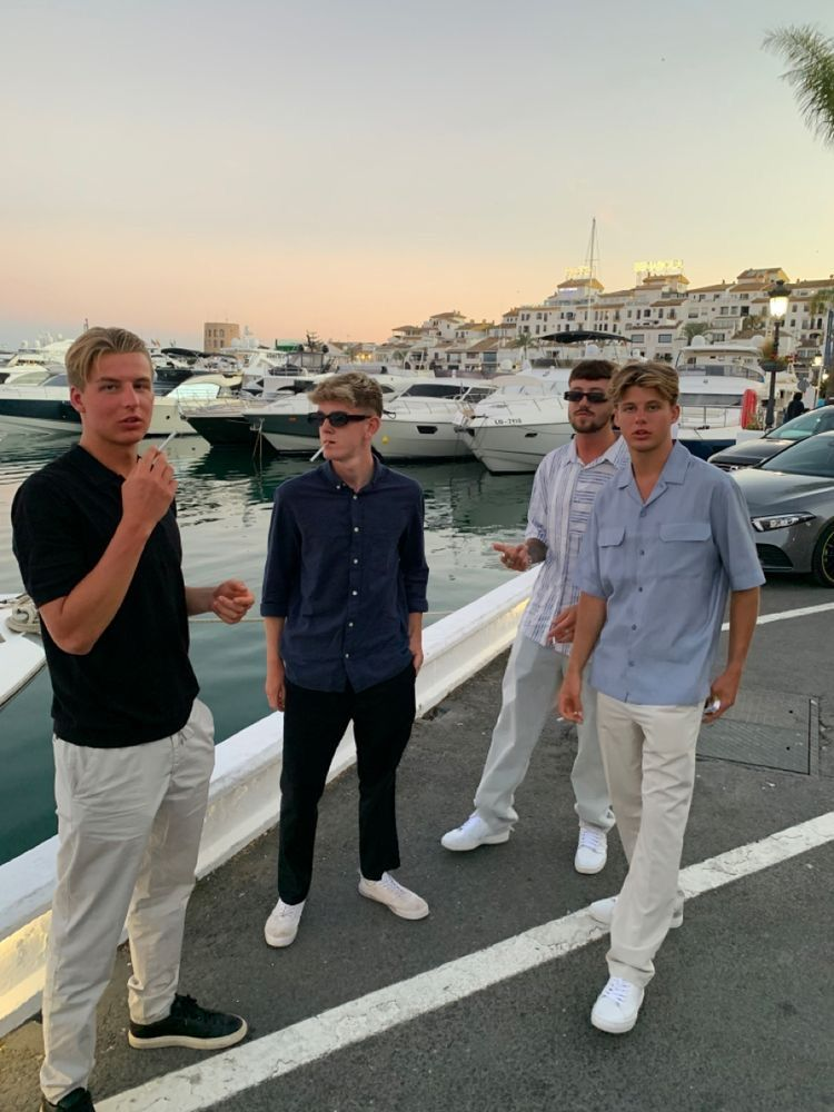 Crew FUTURECOMPANY em looks premium